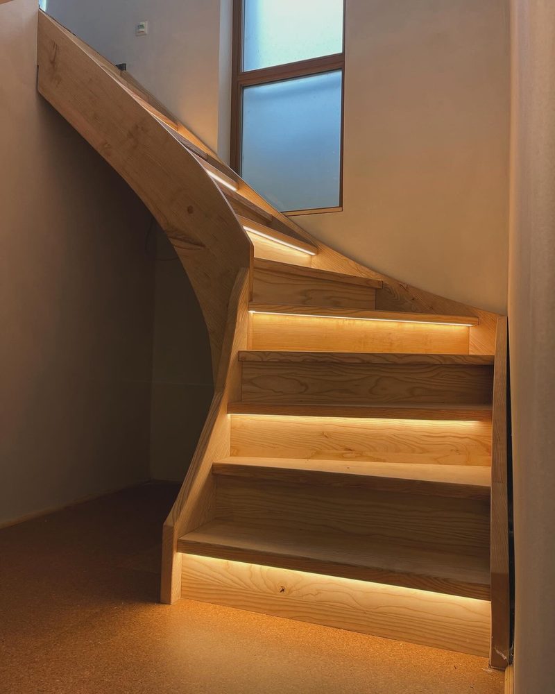 Holztreppe mit gesteuerter LED-Beleuchtung – Lichtszenen im Smart Home von Lies Mechatronik