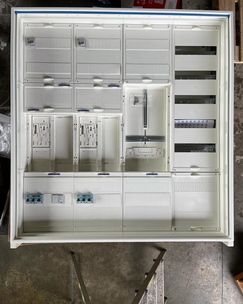 Neu aufgebauter Zählerschrank mit beschrifteten Reihenklemmen – Elektroinstallation von Lies Mechatronik